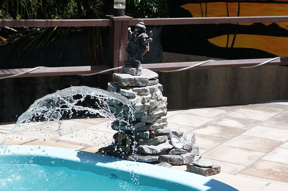 Pool mit einem Wasserspeier aus Stein