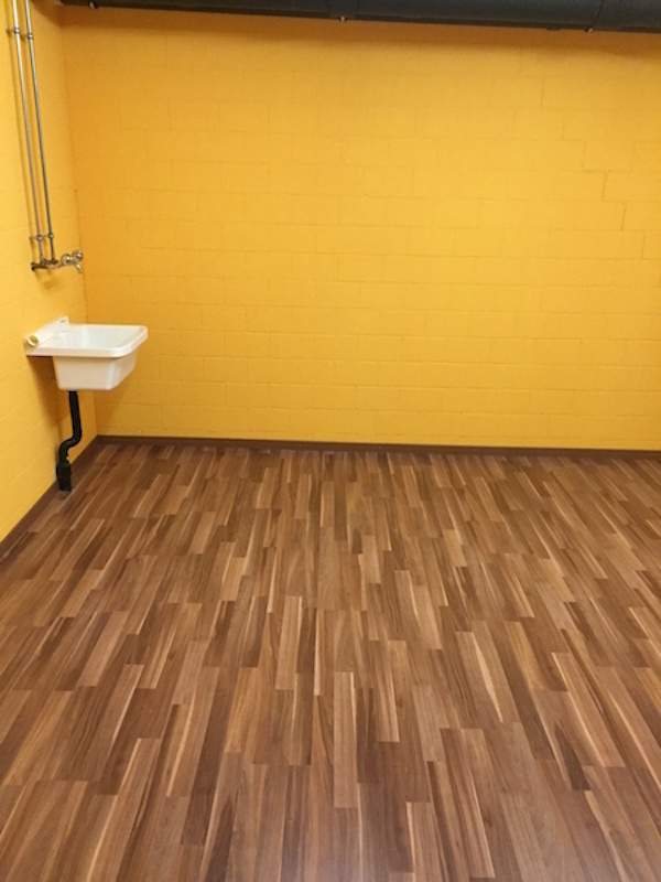 Dasselbe Zimmer mit neu verlegtem Holzdekor-Boden