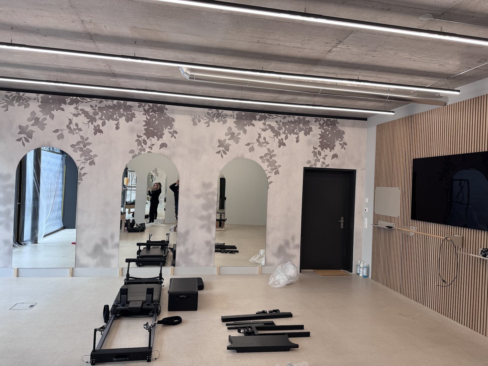 Grosse Halle mit Bogen-Wandgestaltung und Trainingsgeräten